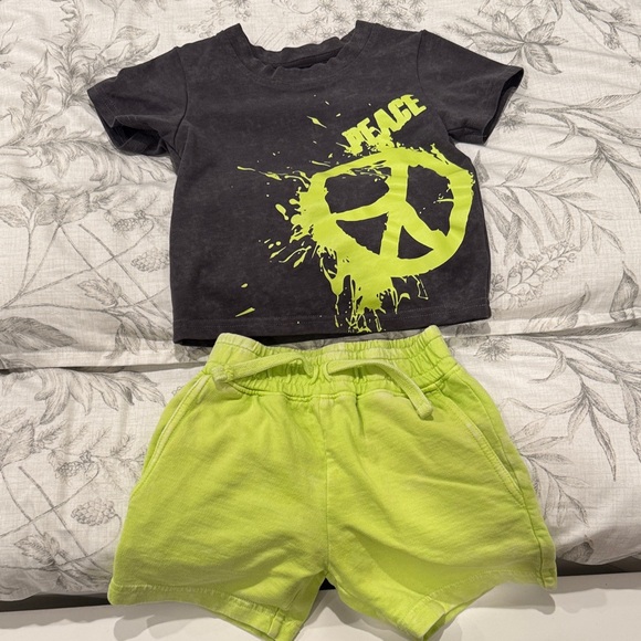 Neon Green Peace Sign T-Shirt and Shorts Set - Picture 1 of 4